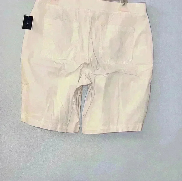 Karen Scott  long, white walking shorts with stretch waist and pockets size 10 - Picture 8 of 12